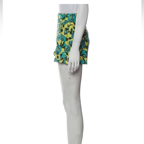 Alice + Olivia floral print shorts. Stunning - Picture 2 of 4